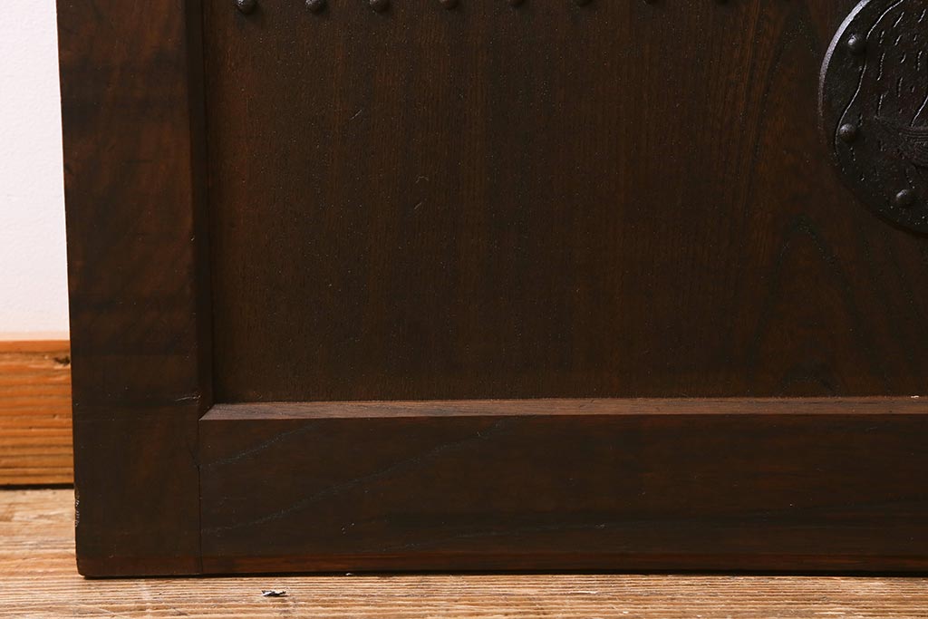 アンティーク建具　和製アンティーク　明治期　総ケヤキ材　巾着金具　風格漂う小振りな蔵戸(引き戸、建具、格子蔵戸、玄関戸)(R-040415)