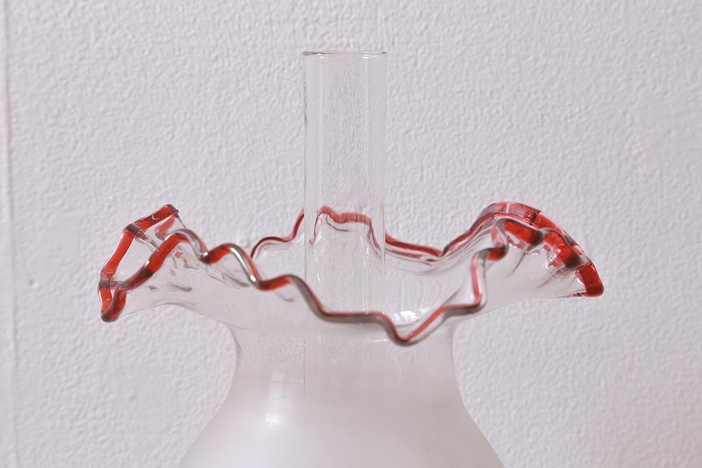 アンティーク雑貨　明治大正　グラビュール(グラヴュール)　金魚鉢型　チューリップ型　赤縁　フリルガラスのオイルランプ(洋燈、座敷ランプ)(R-040419)