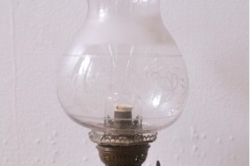 アンティーク雑貨　明治大正　グラビュール(グラヴュール)　金魚鉢型　チューリップ型　赤縁　フリルガラスのオイルランプ(洋燈、座敷ランプ)(R-040419)