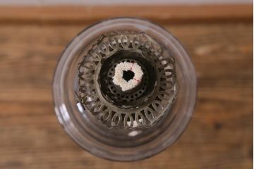 アンティーク雑貨　明治大正　グラビュール(グラヴュール)　金魚鉢型　チューリップ型　赤縁　フリルガラスのオイルランプ(洋燈、座敷ランプ)(R-040419)