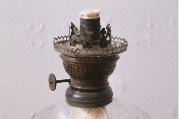 アンティーク雑貨　明治大正　グラビュール(グラヴュール)　金魚鉢型　チューリップ型　赤縁　フリルガラスのオイルランプ(洋燈、座敷ランプ)(R-040419)