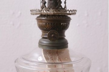 アンティーク雑貨　明治大正　グラビュール(グラヴュール)　金魚鉢型　チューリップ型　赤縁　フリルガラスのオイルランプ(洋燈、座敷ランプ)(R-040419)