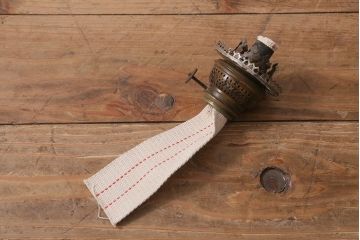 アンティーク雑貨　明治大正　グラビュール(グラヴュール)　金魚鉢型　チューリップ型　赤縁　フリルガラスのオイルランプ(洋燈、座敷ランプ)(R-040419)