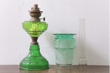 ヴィンテージ雑貨　フランスビンテージ　巻芯10番　グリーンのガラスが素敵なヴィクトリアンオイルランプ(灯油ランプ、台ランプ)(R-040421)