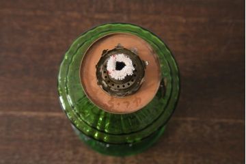 ヴィンテージ雑貨　フランスビンテージ　巻芯10番　グリーンのガラスが素敵なヴィクトリアンオイルランプ(灯油ランプ、台ランプ)(R-040421)