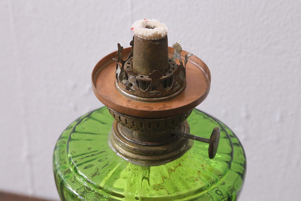 ヴィンテージ雑貨　フランスビンテージ　巻芯10番　グリーンのガラスが素敵なヴィクトリアンオイルランプ(灯油ランプ、台ランプ)(R-040421)