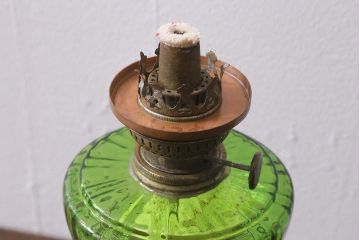 ヴィンテージ雑貨　フランスビンテージ　巻芯10番　グリーンのガラスが素敵なヴィクトリアンオイルランプ(灯油ランプ、台ランプ)(R-040421)