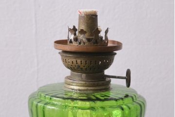 ヴィンテージ雑貨　フランスビンテージ　巻芯10番　グリーンのガラスが素敵なヴィクトリアンオイルランプ(灯油ランプ、台ランプ)(R-040421)