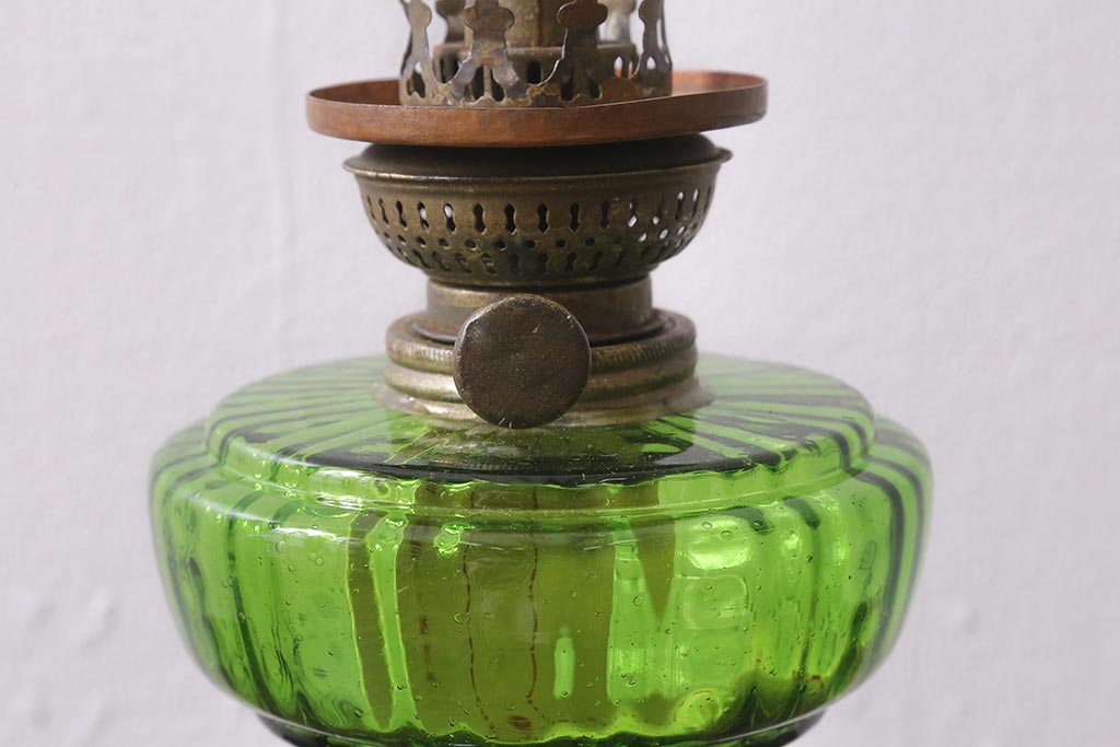 ヴィンテージ雑貨　フランスビンテージ　巻芯10番　グリーンのガラスが素敵なヴィクトリアンオイルランプ(灯油ランプ、台ランプ)(R-040421)