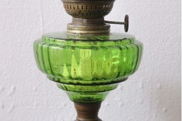 ヴィンテージ雑貨　フランスビンテージ　巻芯10番　グリーンのガラスが素敵なヴィクトリアンオイルランプ(灯油ランプ、台ランプ)(R-040421)