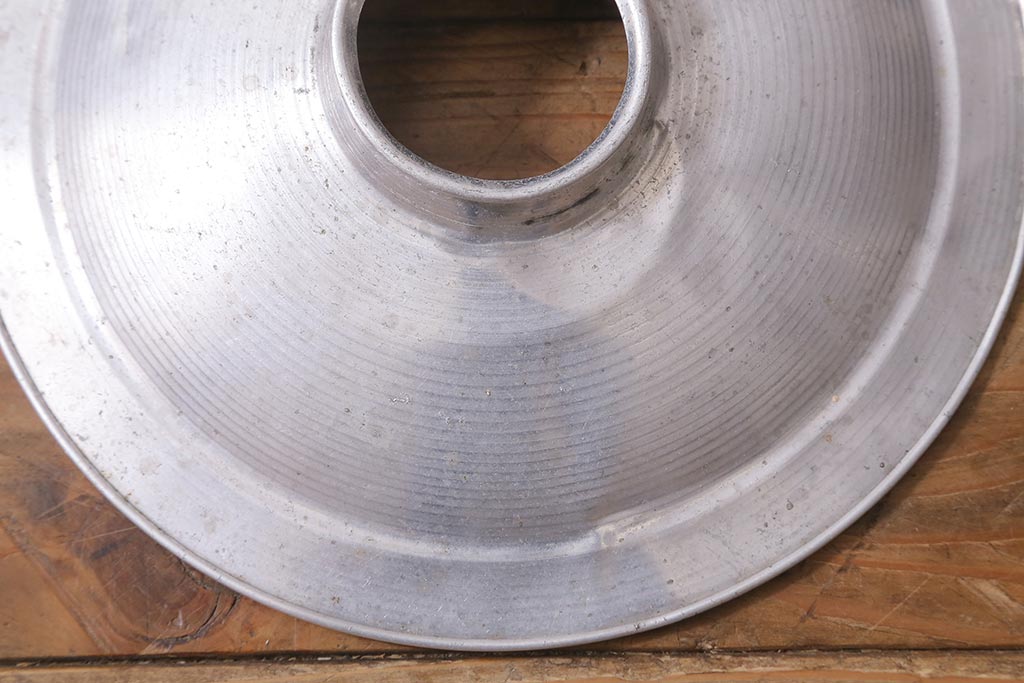 ビンテージ照明　平笠　無骨なアルミシェードが魅力の吊り下げ照明(天井照明、電笠、ペンダントライト)(R-040423)