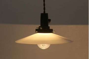 アンティーク照明　戦前　昔懐かしい白い平笠シェードの吊り下げ照明(天井照明、電笠、ペンダントライト)(R-040426)