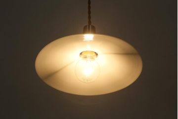 アンティーク照明　戦前　昔懐かしい白い平笠シェードの吊り下げ照明(天井照明、電笠、ペンダントライト)(R-040426)