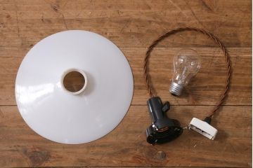 アンティーク照明　戦前　昔懐かしい白い平笠シェードの吊り下げ照明(天井照明、電笠、ペンダントライト)(R-040426)