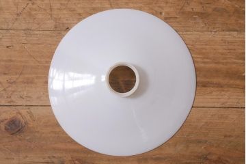 アンティーク照明　戦前　昔懐かしい白い平笠シェードの吊り下げ照明(天井照明、電笠、ペンダントライト)(R-040426)