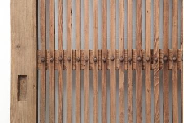 アンティーク建具　和製アンティーク　ヒノキ材　風格漂う格子蔵戸(玄関戸、引き戸)(R-040430)