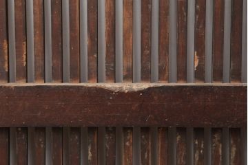 アンティーク建具　和製アンティーク　ヒノキ材　風格漂う格子蔵戸(玄関戸、引き戸)(R-040430)