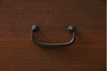 アンティーク家具　和製　昭和中期　天板リメイク　脚付きリビングボード(ローボード、ローチェスト、テレビ台、衣装箪笥、引き出し)(R-040450)