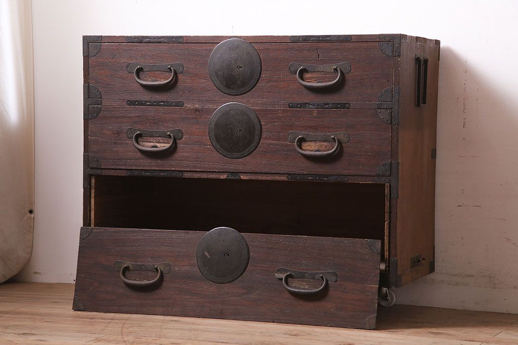 アンティーク家具　明治大正期　引き出し3杯　大きな丸金具が目を引く時代箪笥ローチェスト(衣装箪笥、チェスト)(R-040452)