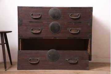 アンティーク家具　明治大正期　引き出し3杯　大きな丸金具が目を引く時代箪笥ローチェスト(衣装箪笥、チェスト)(R-040452)