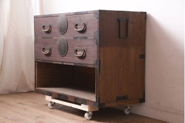 アンティーク家具　明治大正期　引き出し3杯　大きな丸金具が目を引く時代箪笥ローチェスト(衣装箪笥、チェスト)(R-040452)