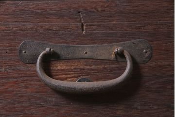 アンティーク家具　明治大正期　引き出し3杯　大きな丸金具が目を引く時代箪笥ローチェスト(衣装箪笥、チェスト)(R-040452)