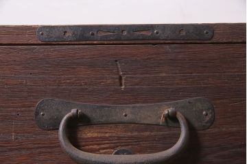 アンティーク家具　明治大正期　引き出し3杯　大きな丸金具が目を引く時代箪笥ローチェスト(衣装箪笥、チェスト)(R-040452)