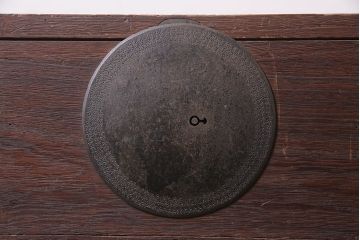 アンティーク家具　明治大正期　引き出し3杯　大きな丸金具が目を引く時代箪笥ローチェスト(衣装箪笥、チェスト)(R-040452)