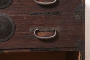 アンティーク家具　明治大正期　引き出し3杯　大きな丸金具が目を引く時代箪笥ローチェスト(衣装箪笥、チェスト)(R-040452)