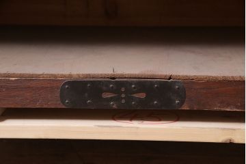 アンティーク家具　明治大正期　引き出し3杯　大きな丸金具が目を引く時代箪笥ローチェスト(衣装箪笥、チェスト)(R-040452)