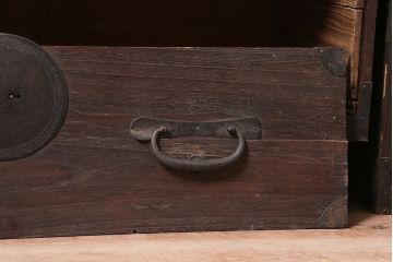 アンティーク家具　明治大正期　引き出し3杯　大きな丸金具が目を引く時代箪笥ローチェスト(衣装箪笥、チェスト)(R-040452)