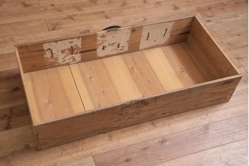 アンティーク家具　明治大正期　引き出し3杯　大きな丸金具が目を引く時代箪笥ローチェスト(衣装箪笥、チェスト)(R-040452)