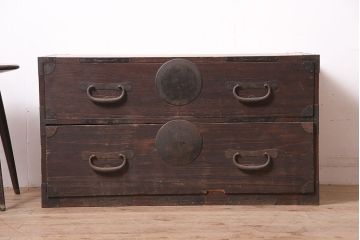 アンティーク家具　明治大正期　引き出し2杯　大きな丸金具が目を引く時代箪笥ローチェスト(衣装箪笥、チェスト)(R-040453)