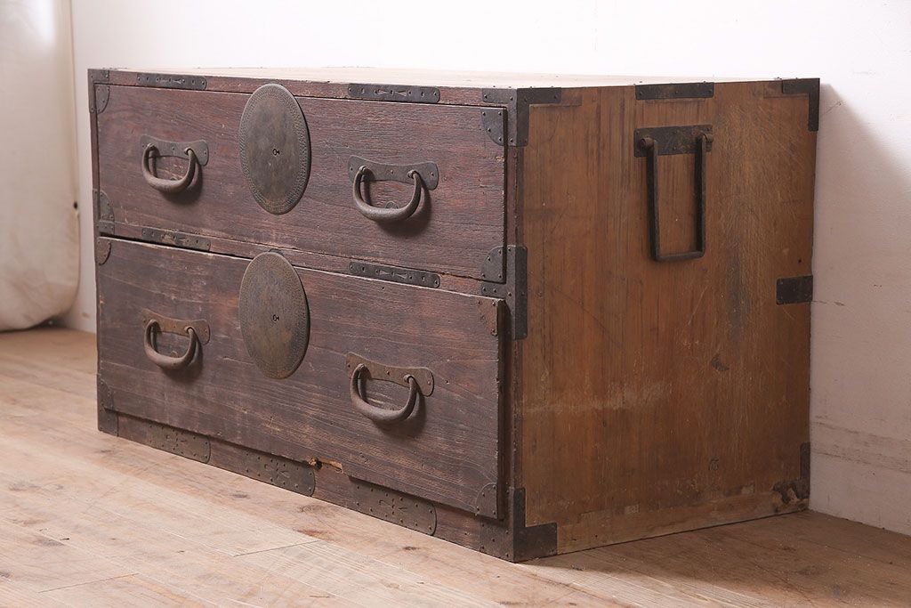 アンティーク家具　明治大正期　引き出し2杯　大きな丸金具が目を引く時代箪笥ローチェスト(衣装箪笥、チェスト)(R-040453)