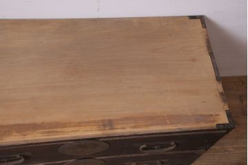 アンティーク家具　明治大正期　引き出し2杯　大きな丸金具が目を引く時代箪笥ローチェスト(衣装箪笥、チェスト)(R-040453)