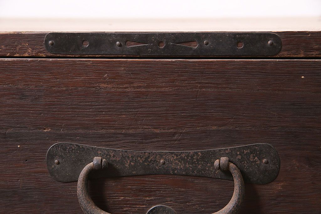 アンティーク家具　明治大正期　引き出し2杯　大きな丸金具が目を引く時代箪笥ローチェスト(衣装箪笥、チェスト)(R-040453)