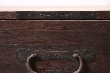 アンティーク家具　明治大正期　引き出し2杯　大きな丸金具が目を引く時代箪笥ローチェスト(衣装箪笥、チェスト)(R-040453)