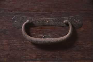 アンティーク家具　明治大正期　引き出し2杯　大きな丸金具が目を引く時代箪笥ローチェスト(衣装箪笥、チェスト)(R-040453)