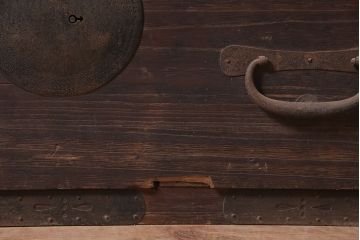 アンティーク家具　明治大正期　引き出し2杯　大きな丸金具が目を引く時代箪笥ローチェスト(衣装箪笥、チェスト)(R-040453)