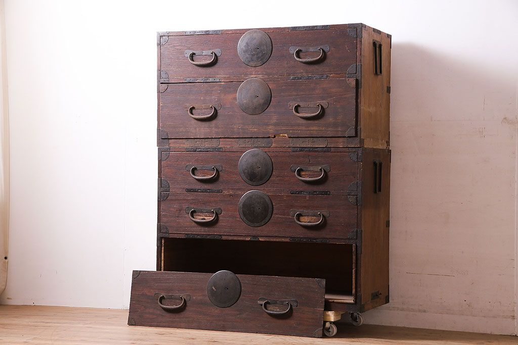 アンティーク家具　明治大正期　大きな丸金具が目を引く重ね箪笥(衣装箪笥、チェスト、引き出し)(R-040454)