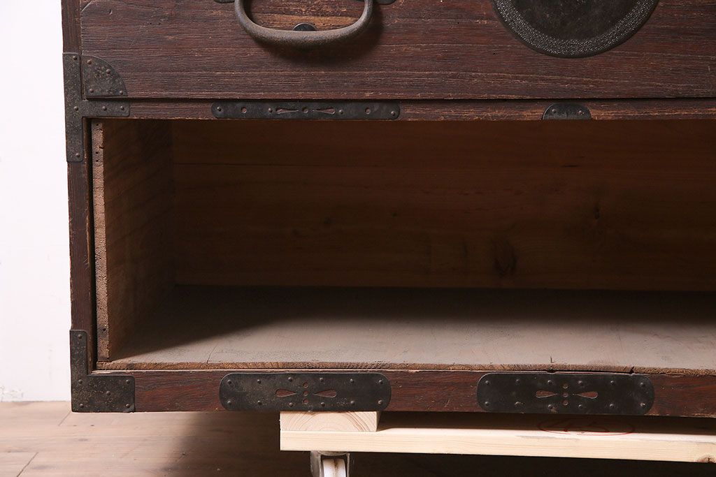 アンティーク家具　明治大正期　大きな丸金具が目を引く重ね箪笥(衣装箪笥、チェスト、引き出し)(R-040454)