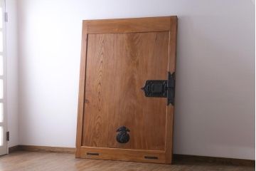 アンティーク建具　和製アンティーク　明治期　巾着金具　ぬくもり溢れる木味が魅力的な蔵戸(引き戸、建具、玄関戸)(R-040459)