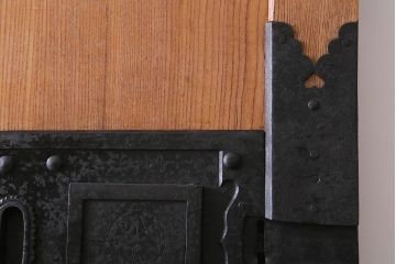 アンティーク建具　和製アンティーク　明治期　巾着金具　ぬくもり溢れる木味が魅力的な蔵戸(引き戸、建具、玄関戸)(R-040459)