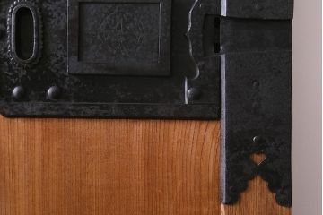 アンティーク建具　和製アンティーク　明治期　巾着金具　ぬくもり溢れる木味が魅力的な蔵戸(引き戸、建具、玄関戸)(R-040459)