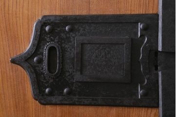 アンティーク建具　和製アンティーク　明治期　巾着金具　ぬくもり溢れる木味が魅力的な蔵戸(引き戸、建具、玄関戸)(R-040459)