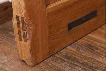 アンティーク建具　和製アンティーク　明治期　巾着金具　ぬくもり溢れる木味が魅力的な蔵戸(引き戸、建具、玄関戸)(R-040459)