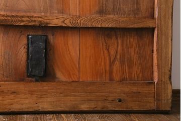アンティーク建具　和製アンティーク　明治期　巾着金具　ぬくもり溢れる木味が魅力的な蔵戸(引き戸、建具、玄関戸)(R-040459)