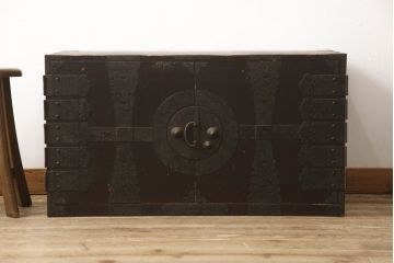 アンティーク家具　明治期　観音開き戸 十字金具の和箪笥(ローボード、時代箪笥)(R-040462)