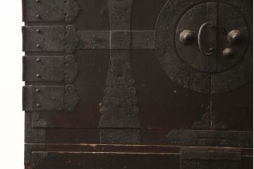 アンティーク家具　明治期　観音開き戸 十字金具の和箪笥(ローボード、時代箪笥)(R-040462)