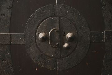 アンティーク家具　明治期　観音開き戸 十字金具の和箪笥(ローボード、時代箪笥)(R-040462)